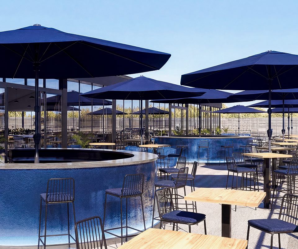 Ignition Club &mdash; terra&ccedil;o externo com bar circular e guarda-s&oacute;is