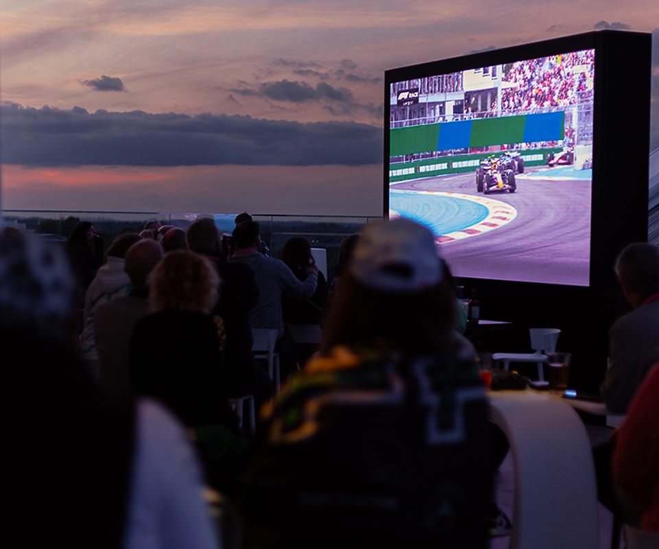 La Azotea &mdash; p&uacute;blico assistindo &agrave; corrida no tel&atilde;o
