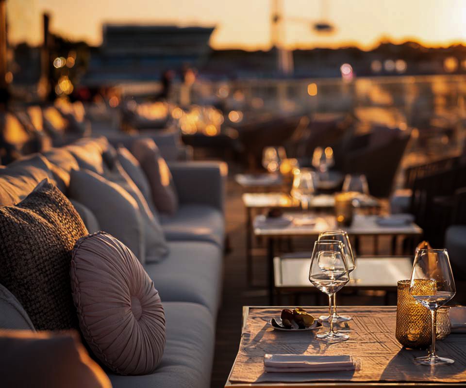 La Azotea &mdash; mesa posta no terra&ccedil;o ao entardecer
