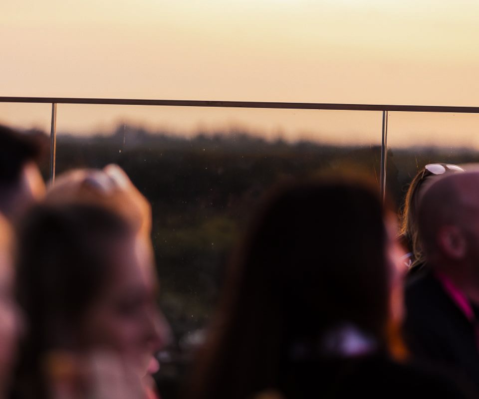 La Azotea &mdash; convidados no terra&ccedil;o ao p&ocirc;r do sol