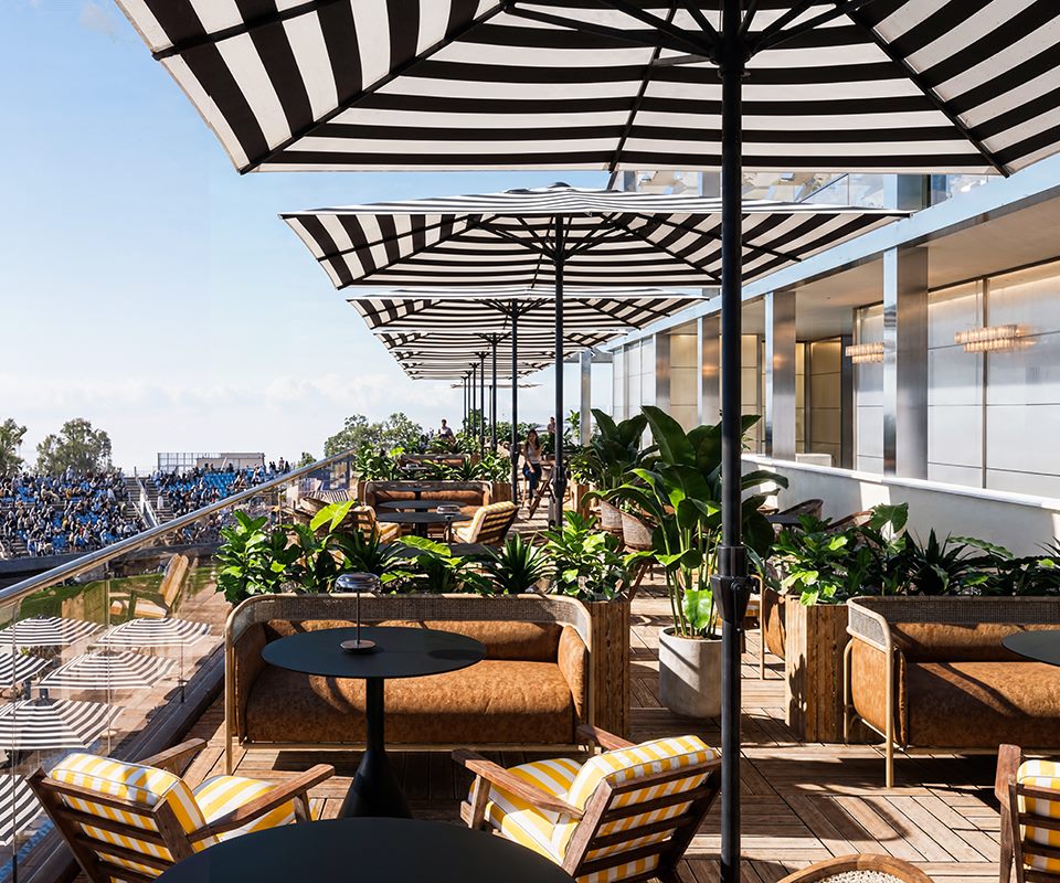 La Azotea &mdash; terra&ccedil;o superior com guarda-s&oacute;is listrados e vista para a pista