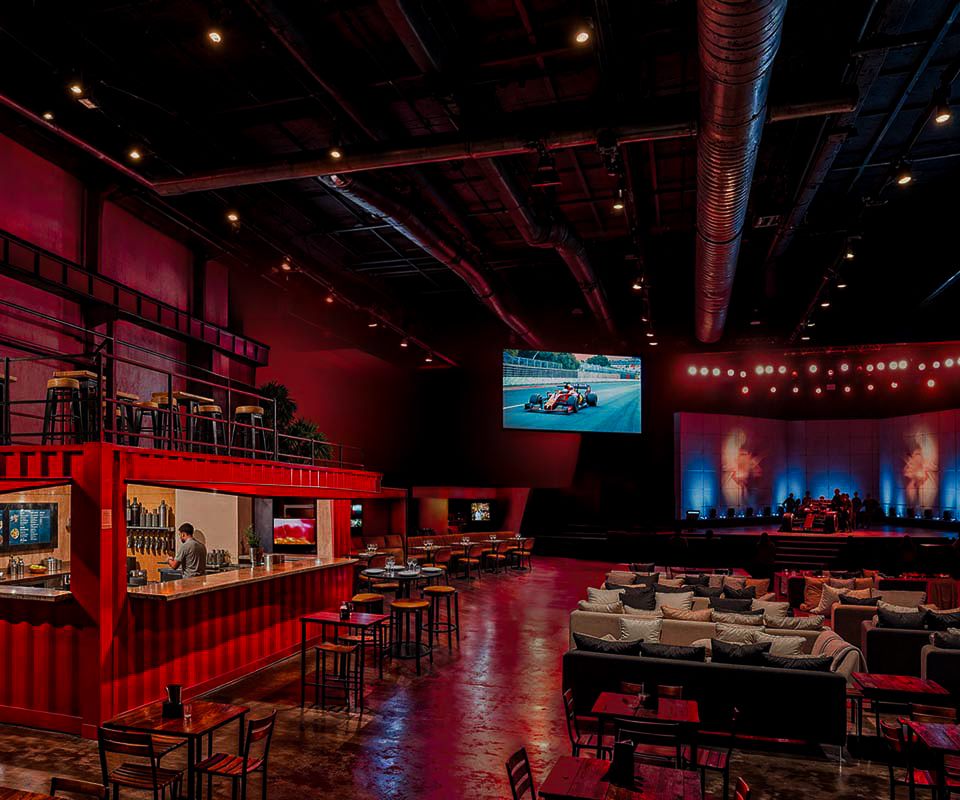 La Terminal &mdash; bar em cont&ecirc;iner e mesas altas no pavilh&atilde;o