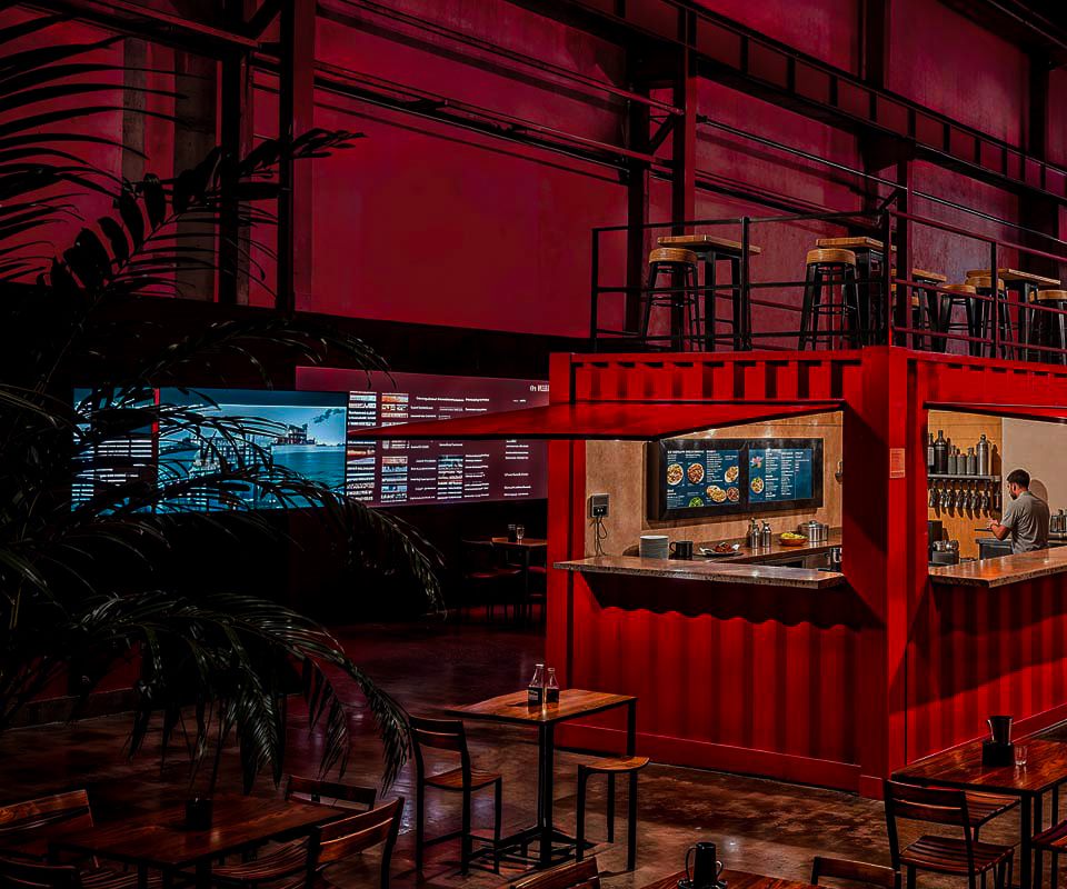 La Terminal &mdash; balc&atilde;o do bar com telas de card&aacute;pio e &aacute;rea de estar