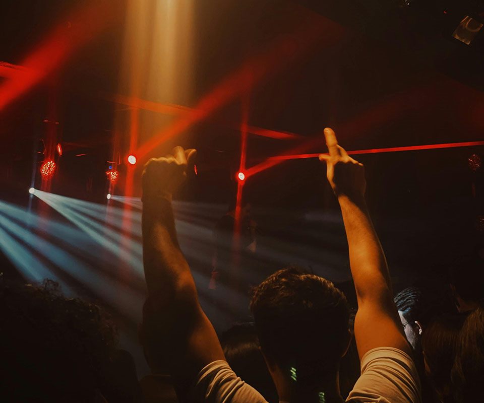 La Terminal &mdash; p&uacute;blico de bra&ccedil;os erguidos em apresenta&ccedil;&atilde;o ao vivo