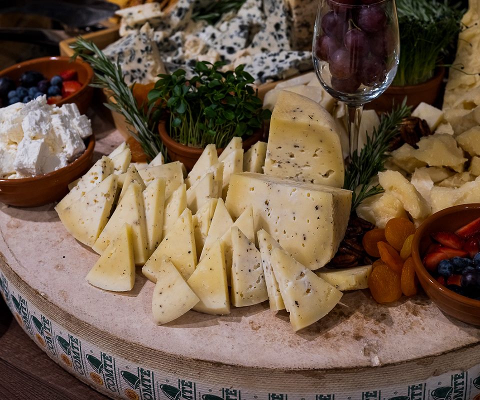 Traction Club &mdash; t&aacute;bua de queijos e tapas gourmet