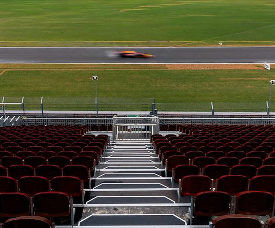 Traction Club &mdash; arquibancada exclusiva com vista para a pista